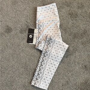 NWT Glyder white and silver wildflower lace legging size medium